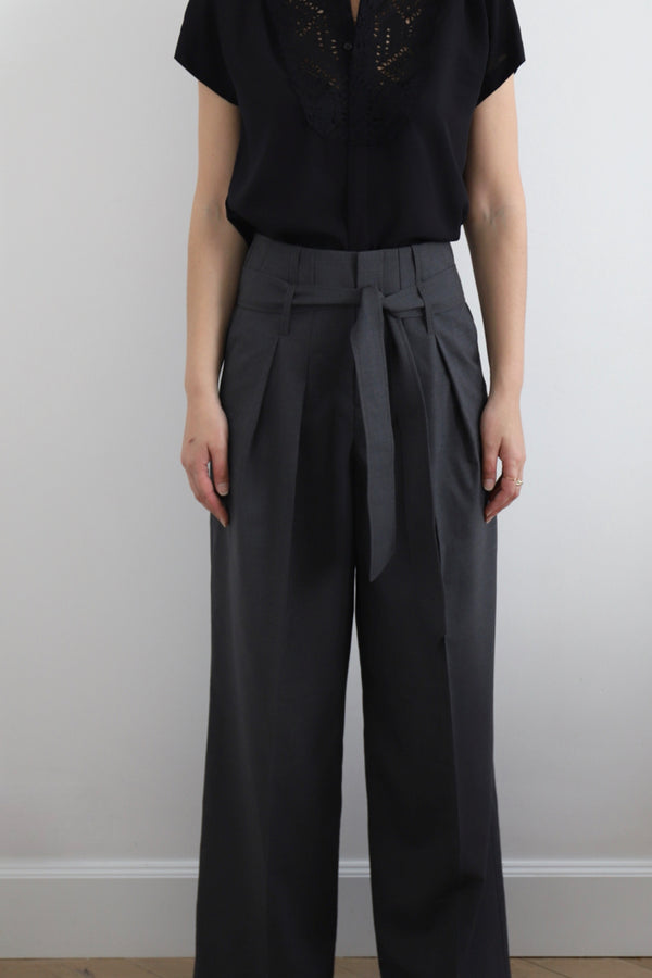 SARAH DE SAINT HUBERT women's tailored wide-leg trousers in Italian virgin wool, colour mid-grey. Loose & straight fit leg, 4 pleats. 2 front pockets. A casual chic outfit. Double waist belt loops, offering 2 tightening positions. Designed in Belgium, made in Portugal.