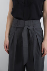 SARAH DE SAINT HUBERT women's tailored wide-leg trousers in Italian virgin wool, colour mid-grey. Loose & straight fit leg, 4 pleats. 2 front pockets. A casual chic outfit. Double waist belt loops, offering 2 tightening positions. Designed in Belgium, made in Portugal.