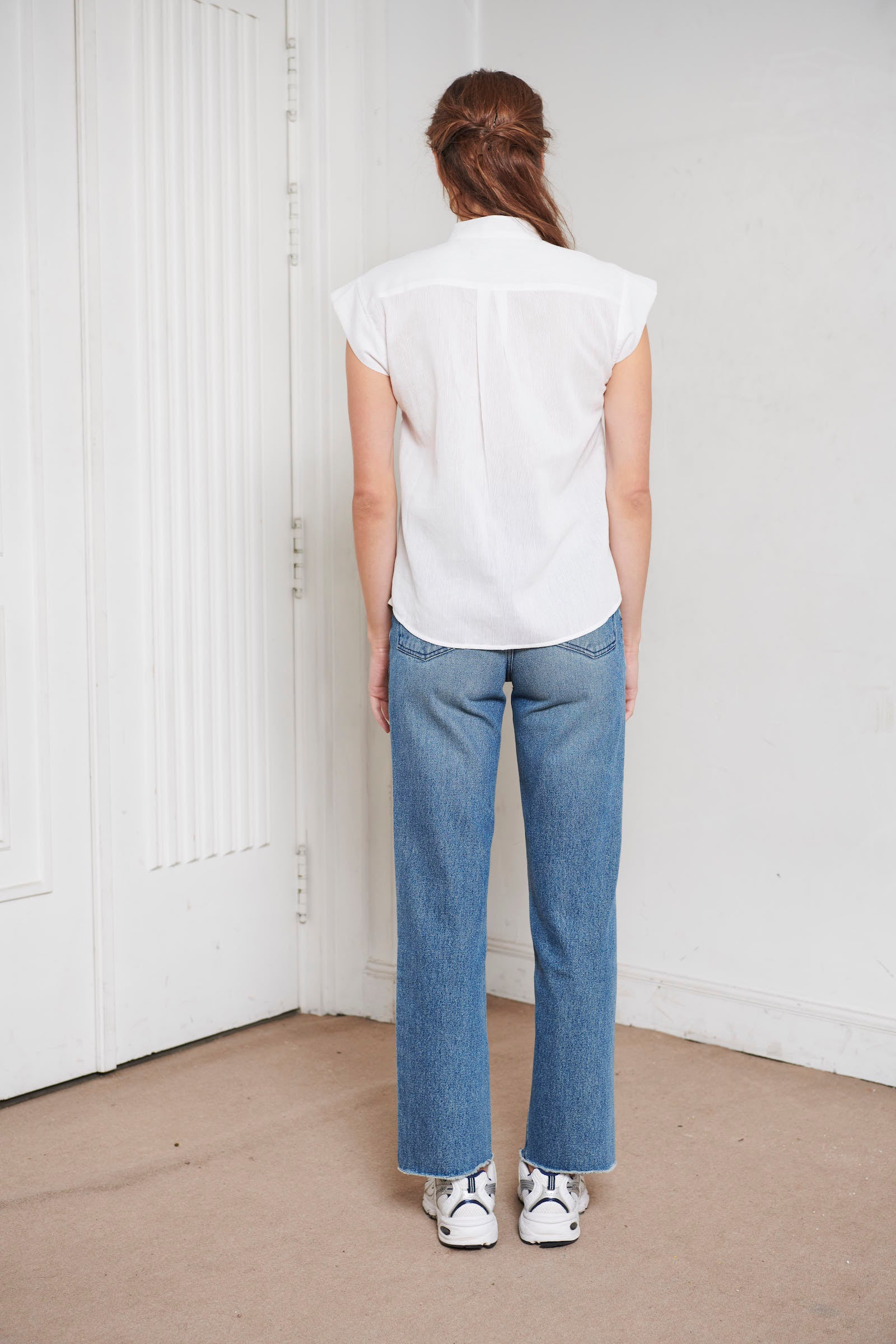 SARAH DE SAINT HUBERT structured shoulders cotton shirt with 2 front pockets & blind front placket. White stripes in relief on a white base. Straight fit, true to size. 100% Italian cotton. Made in Portugal
