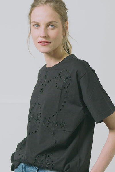 Black crew neck T-shirt with our signature embroidery at the front side. 100% organic cotton jersey, straight & relaxed fit. Ethically made in Portugal.