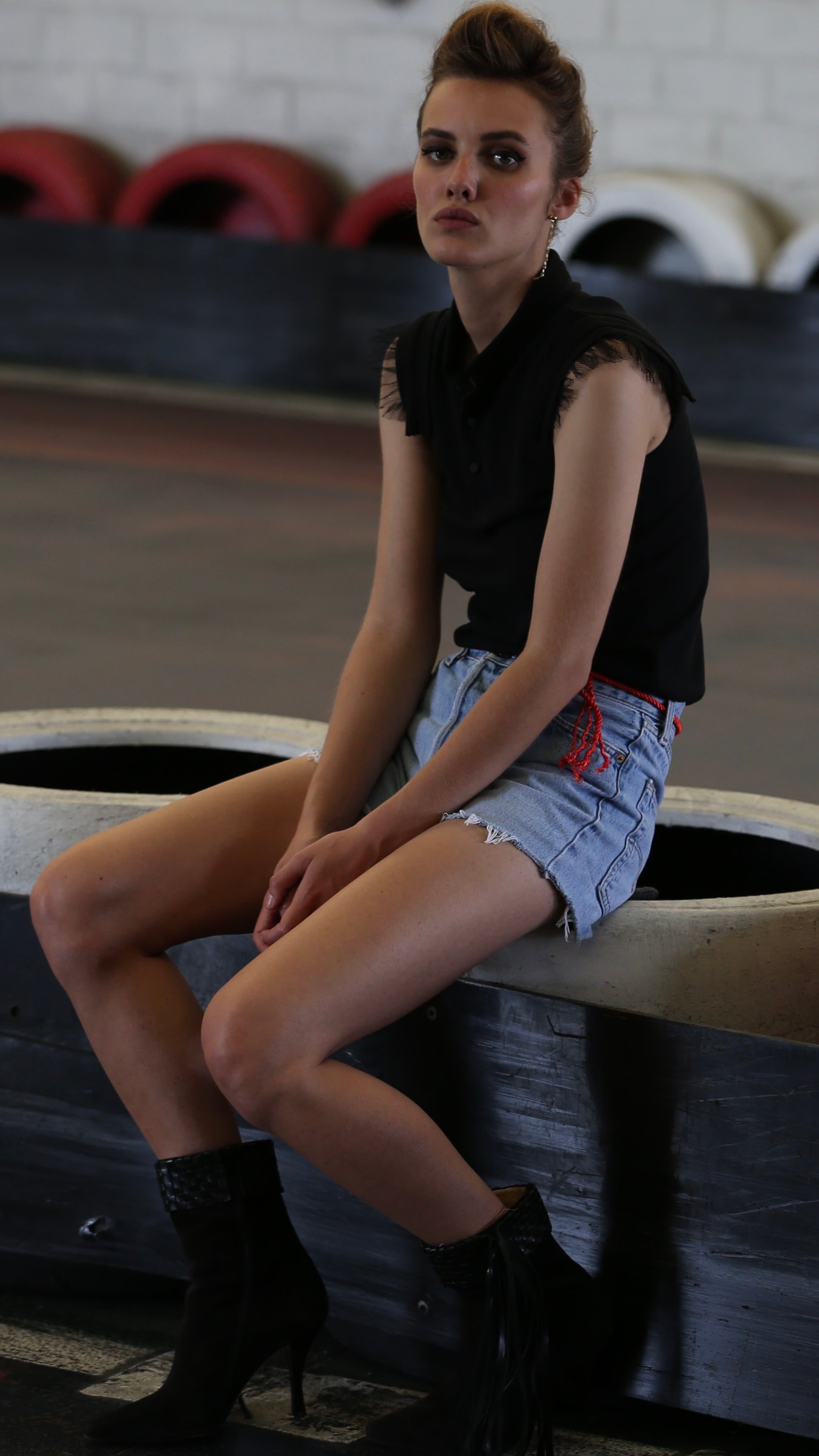 SARAH DE SAINT HUBERT black piqué polo shirt made of cotton piqué jersey with plumetis ruffles. Feminine and comfy fit.