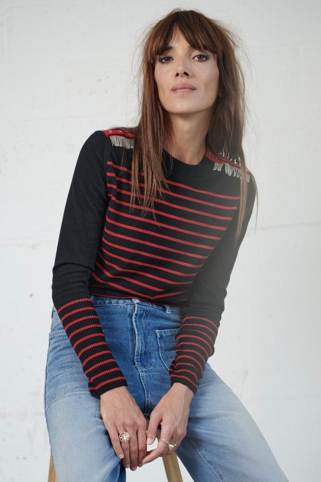 Women's jumper in ultra soft light gray knit with round neck, straight fit. hand-embroidered chains on the shoulders, black band with metallic snaps on the shoulders, high ribbed sleeves. Viscose - cashmere. Made in portugal