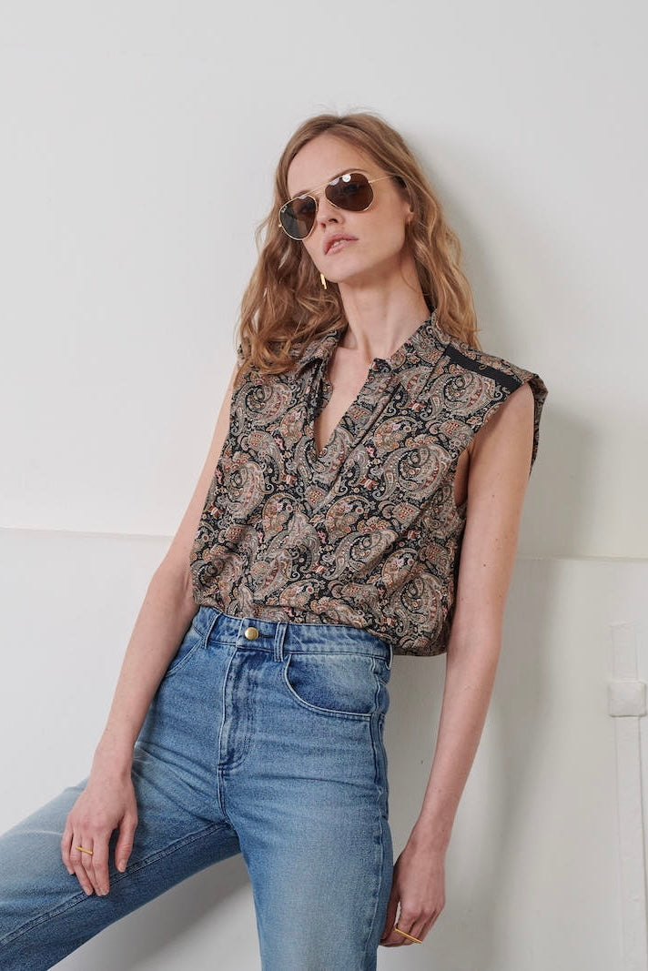 SARAH DE SAINT HUBERT sleeveless fluid & loose shirt in 100% paisley printed viscose. The shoulders can be worn either loose or folded inside for a 'straight shoulder pads' look! The fit of this shirt is straight and rather oversized. Made in Portugal.