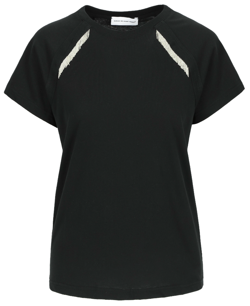 LOU is crafted in 100% Egyptian organic cotton jersey. This black T-shirt features a straight fit and short sleeves for a timeless silhouette. The signature hand-embroidered chain inserts adorn the front side, adding a bold yet refined edge. Designed in a straight fit, it’s true to size—size up if you prefer a looser look. Produced in Portugal in limited quantities.