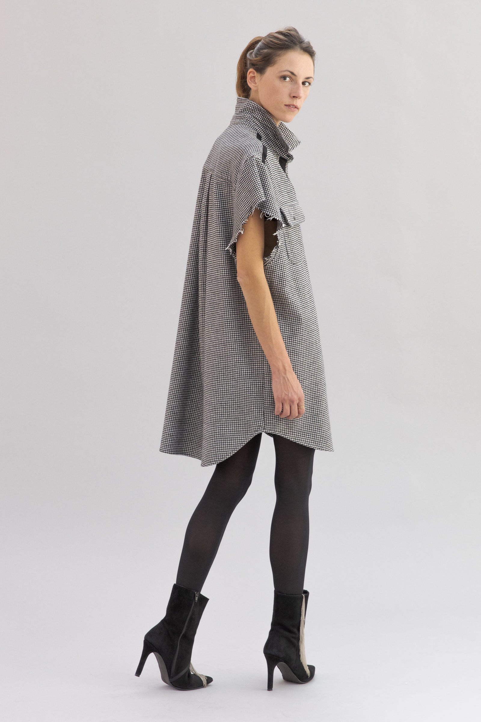 SARAH DE SAINT HUBERT oversized 'Pied de Poule' shirt dress made of cotton with raw cut sleeves. Boyish and straight fit.