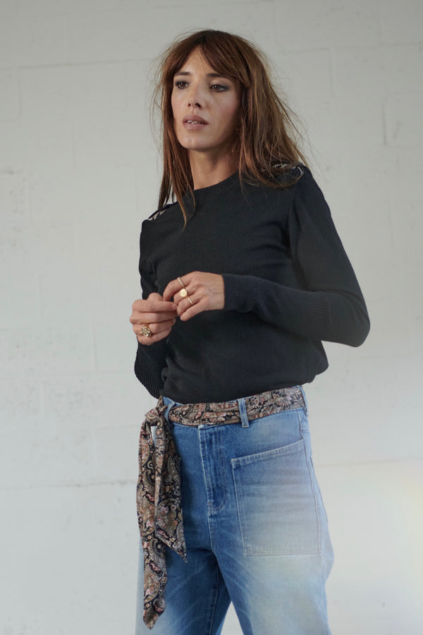Women's jumper in ultra soft light gray knit with round neck, straight fit. hand-embroidered chains on the shoulders, black band with metallic snaps on the shoulders, high ribbed sleeves. Viscose - cashmere. Made in portugal