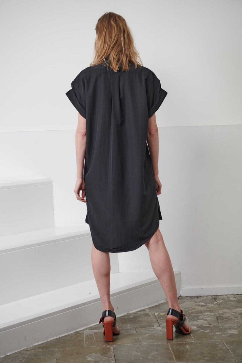 Oversized fluid black shirt dress for women. Signature hand-embroidered chains on the shoulders. Short rolled up sleeves, a shortened front pocket on the front. Belgian fashion made in Portugal.