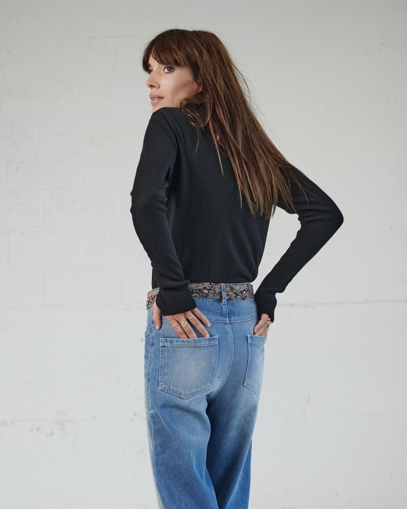 Women's jumper in ultra soft light gray knit with round neck, straight fit. hand-embroidered chains on the shoulders, black band with metallic snaps on the shoulders, high ribbed sleeves. Viscose - cashmere. Made in portugal