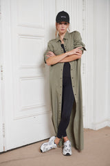 SARAH DE SAINT HUBERT fluid maxi shirt dress in a cotton, tencel & linnen blend. Signature black snaps buttoning at the front side & sleeves cuffs. 2 front pockets & pleat at the back side. 2 high slits at the sides. Straight boyfriend fit. Made in Portugal in limited quantities