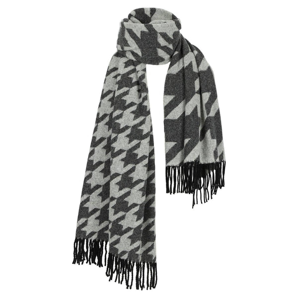 SARAH DE SAINT HUBERT extra large 'Pied de Poule' scarf made of cashmere wool with black fringes at the ends. A feminine and warm accessory.