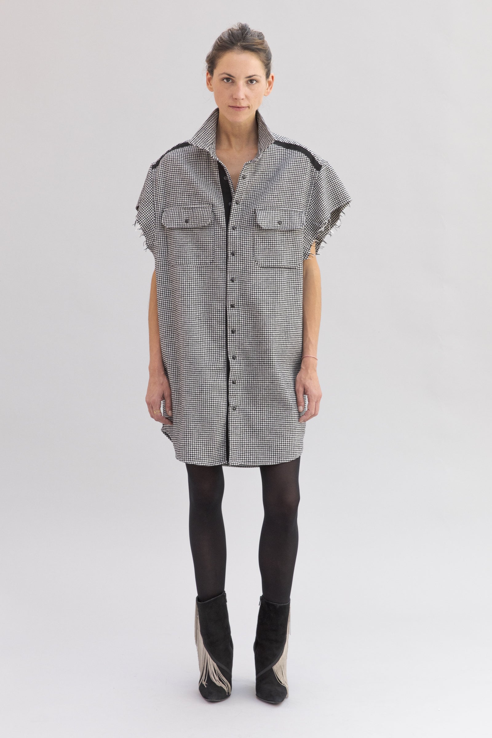 SARAH DE SAINT HUBERT oversized 'Pied de Poule' shirt dress made of cotton with raw cut sleeves. Boyish and straight fit.