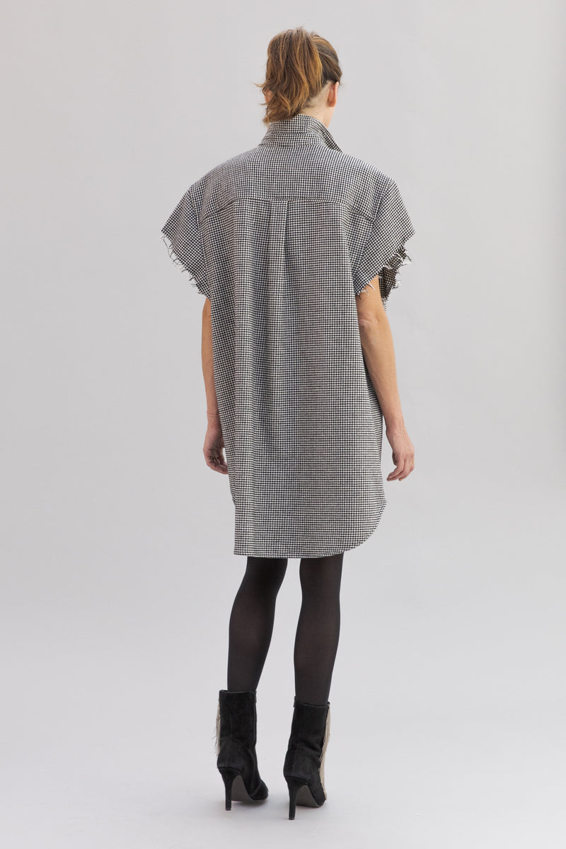 SARAH DE SAINT HUBERT oversized 'Pied de Poule' shirt dress made of cotton with raw cut sleeves. Boyish and straight fit.