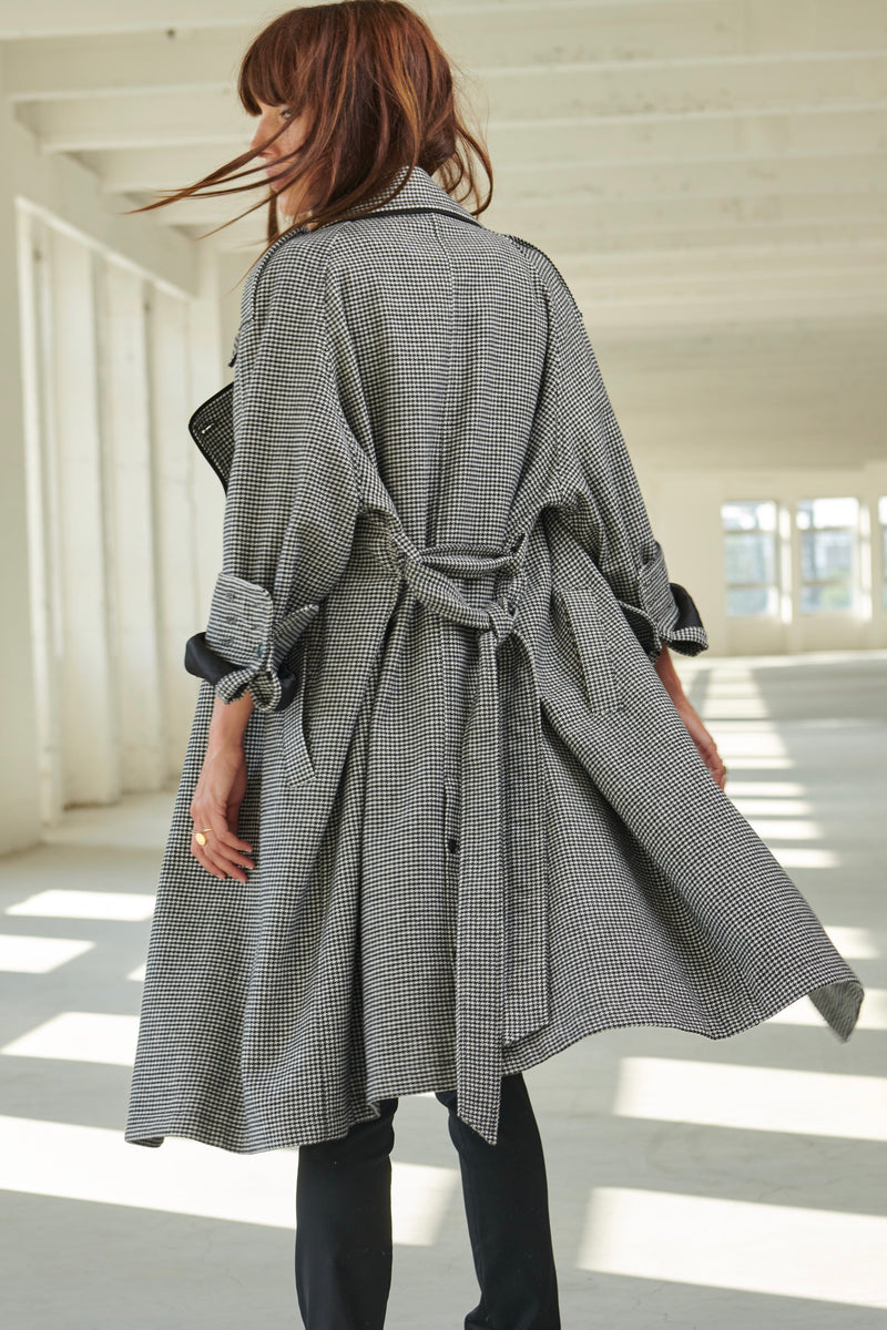 SARAH DE SAINT HUBERT grey/white 'Pied de Poule' fluid trenchcoat made of black viscose lining with a matching waist belt. Straight and wide fit.