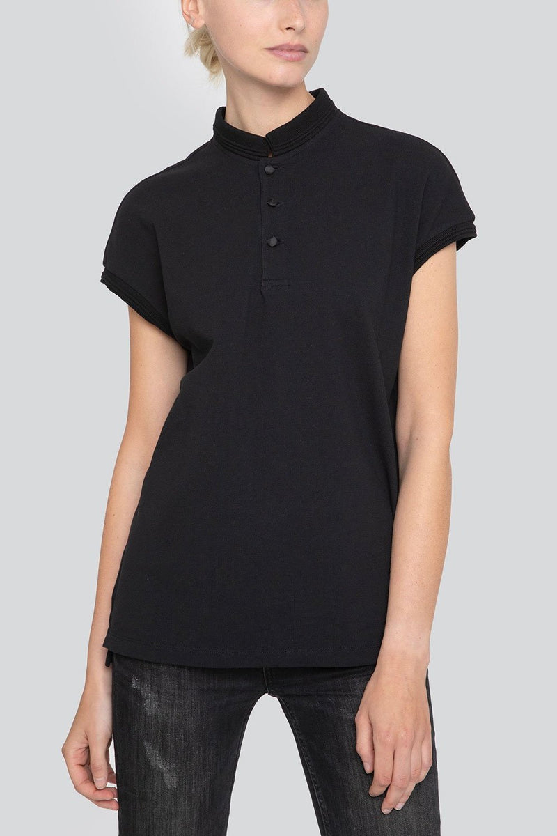 SARAH DE SAINT HUBERT black piqué polo shirt made of cotton piqué jersey with satin self covered buttons at the frontside. A timeless feminine polo shirt with a straight/relaxed fit.