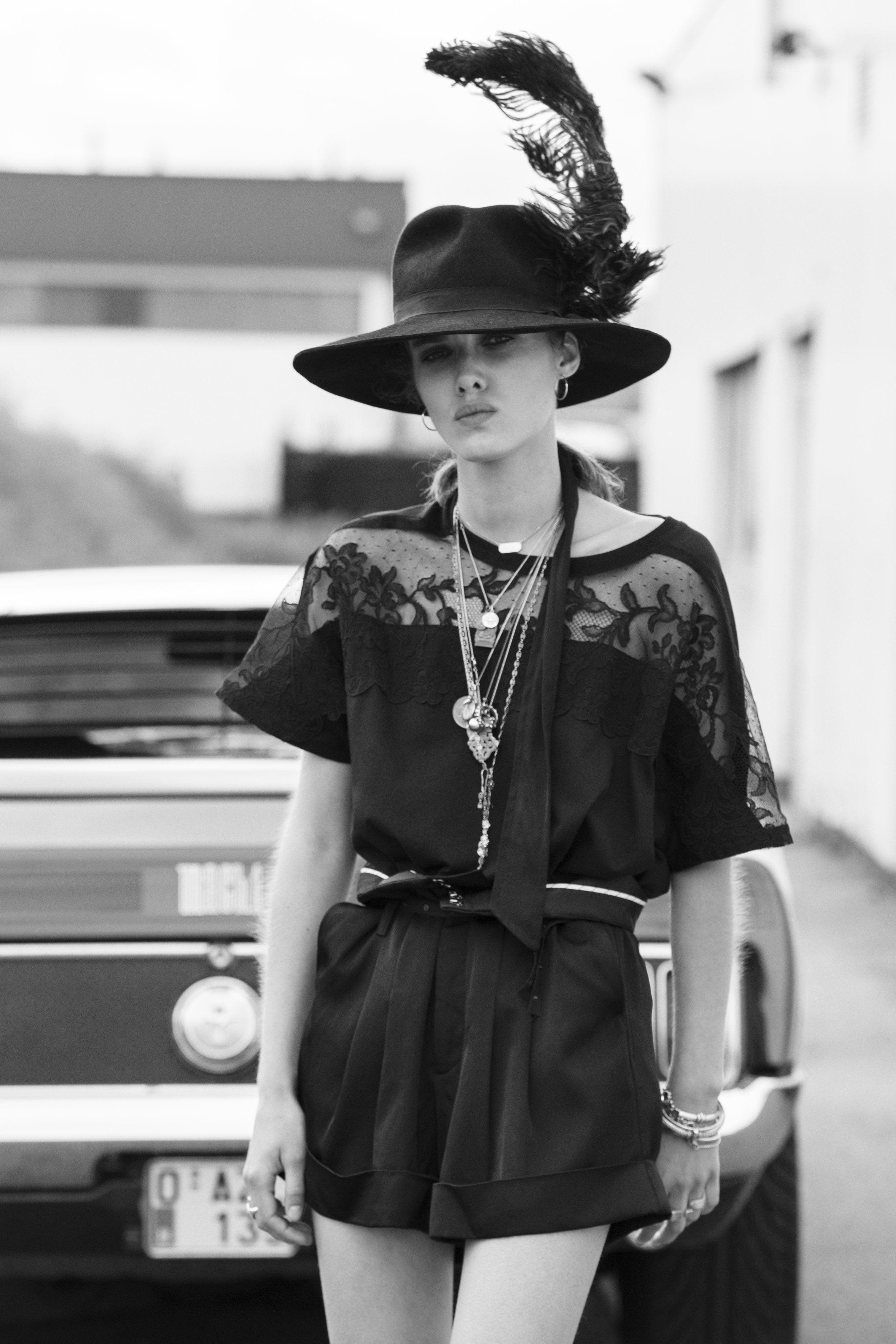 SARAH DE SAINT HUBERT black high-waisted shorts made of viscose - cotton blend with double waist loops. A feminine and flattering fit.