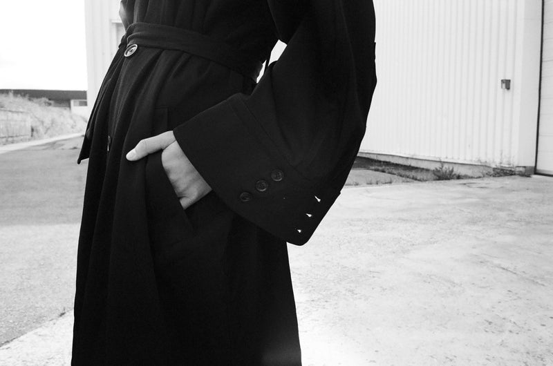 SARAH DE SAINT HUBERT black fluid trenchcoat made of premium viscose cotton blend with signature buttoned cuffs offering 3 tightening. Straight and wide fit.