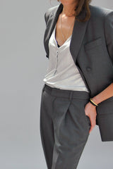 SARAH DE SAINT HUBERT mid-grey straight trousers made of light virgin wool blend with 2 pockets and 2 pleats at the frontside. A feminine, slightly cropped and flattering fit.