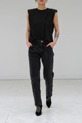 Relaxed, tapered fit, mid-rise off-black jeans. Washed 100% cotton denim for the authentic feel we love. 2 pleats at the front side slightly dropped crotch 4 pockets, metal zipper closure at the front. Hand embroidered chains applications at the back side pockets : on demand 100% cotton Made in Portugal