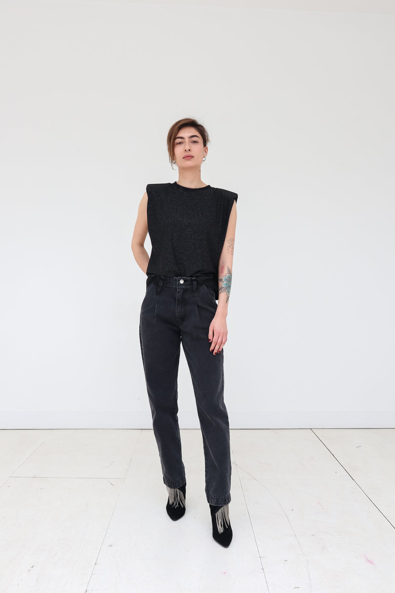 Relaxed, tapered fit, mid-rise off-black jeans. Washed 100% cotton denim for the authentic feel we love. 2 pleats at the front side slightly dropped crotch 4 pockets, metal zipper closure at the front. Hand embroidered chains applications at the back side pockets : on demand 100% cotton Made in Portugal