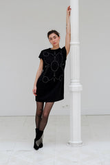 Oversized T-shirt dress in heavy cotton, featuring our signature 'broderie anglaise' at the front side. Hand-embroidered in BELGIUM at the front side with pearls (Perles de culture, type 'grains de riz'). Straight and wide fit, simple, no fuss but structured shoulders for the SDSH touch 100% black Japanese cotton & pearls Made in Portugal